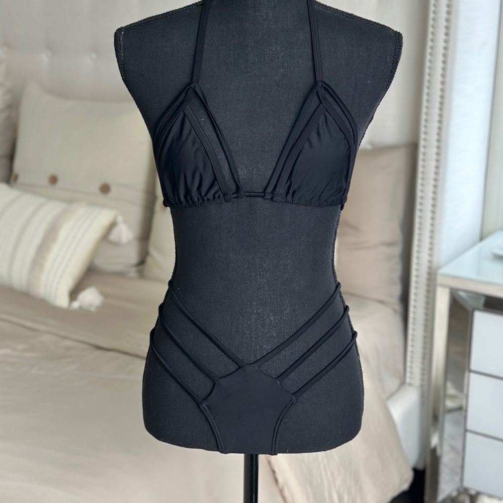 Strapy Black Bikini Set